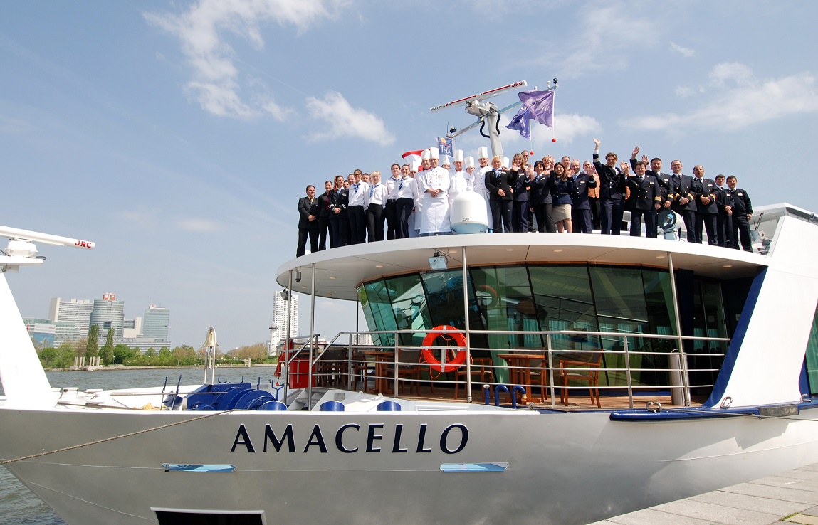 La tripulación del AmaCello les está esperando para darles una calurosa bienvenida a bordo... CRUCEROS FLUVIALES DE LUJO AMAWATERWAYS CRUCEROS AMACELLO CRUCEROS FLUVIALES DE LUJO AMAWATERWAYS CRUCEROS AMAWATERWAYS LUXURY RIVER CRUISES TRIPULACION